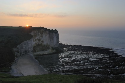 France, Seine-Maritime (76), Côte d'Albâtre, la falaise de Vaucottes au coucher de soleil