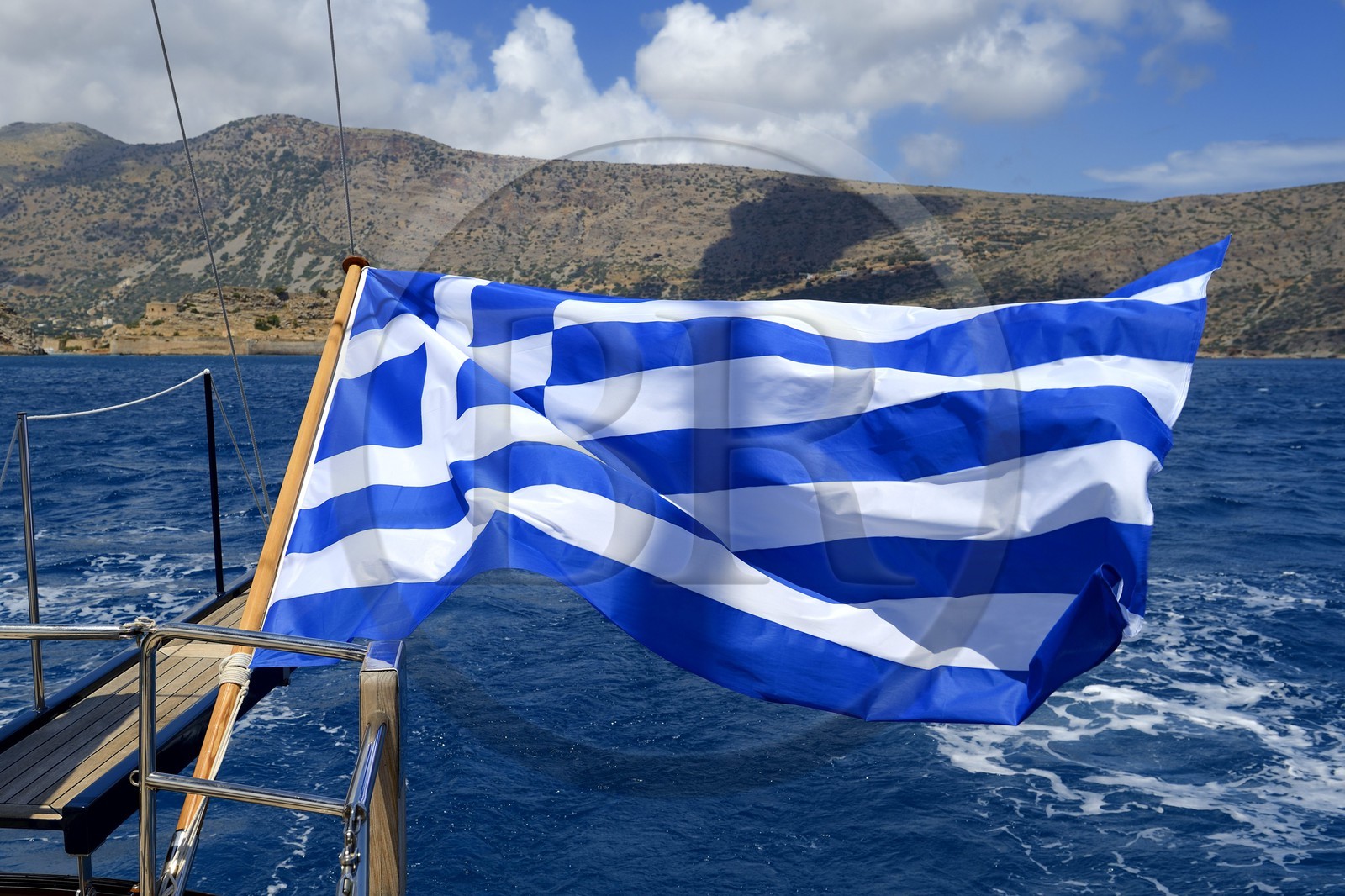 Grèce, Crète, région d'Agios Nikolaos, Elounda, voilier de 22 mètres, drapeau grecque
