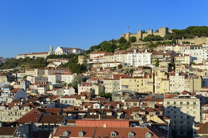 Portugal, Lisbonne, vue sur la ville depuis le elevador (ascenseur) de Santa Justa et le Castelo Sao Jorge (château Saint Georges) sur la colline de l'Alfama