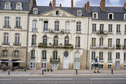 France, Loire-Atlantique (44), Nantes, maisons d'armateurs quai Turenne sur l'ancienne Ile Feydeau, immeuble qui penche témoignant de la difficulté de construction sur le terrain marécageux