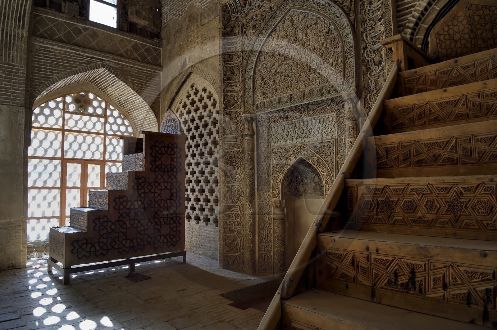 Iran, province d'Ispahan, Ispahan, Mosquée Jame, grande mosquée d'Ispahan dite aussi mosquée du vendredi, chabestan, salle du sultan Uljaitu, deux mimbar et mihrab en stuc (au centre) où les inscriptions coraniques se mêlent aux motifs floraux