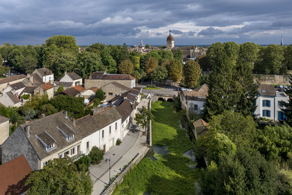 France, Côte-d'Or (21), les climats de Bourgogne classés Patrimoine Mondial de l'UNESCO, Beaune, la rivière Bouzaise au vieux pont des oies et la basilique collégiale Notre-Dame de Beaune en arrière plan (vue aérienne)