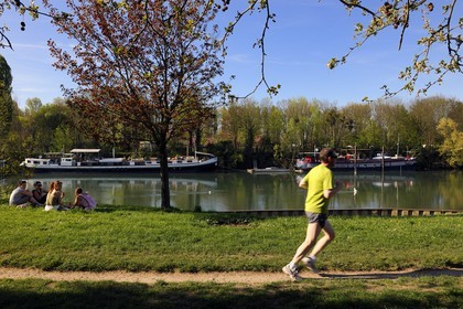France, Val de Marne, the Marne riverside, Noisy-Le-Grand, jogger and picnic lunch by the river