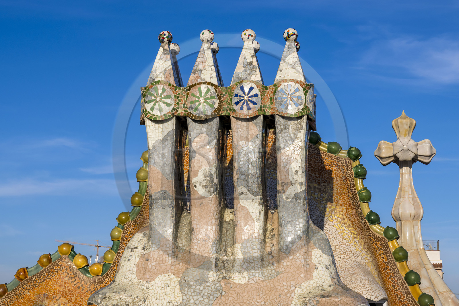 Espagne, Catalogne, Barcelone, quartier de l'Eixample, Passeig de Gracia, Casa Batllo de l'architecte du modernisme catalan Antoni Gaudi, site classé au Patrimoine Mondial de l'UNESCO, cheminées, toiture suggérant l'échine du dragon et tour couronnée d'une flèche en céramique surmontée d'une croix typique de Gaudi