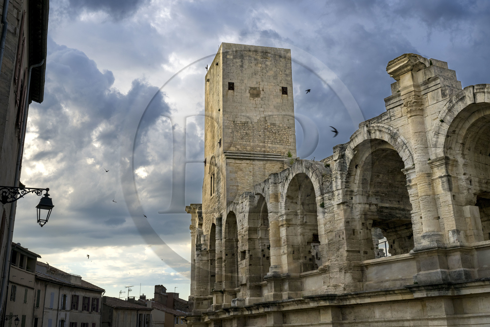 France, Bouches-du-Rhône (13), Arles, les Arènes, amphithéatre romain construit vers 80-90 apr. J.-C., classé Patrimoine Mondial de l'UNESCO, une des trois tours restantes sur quatre construites pour en faire une forteresse après la chute de l'empire romain