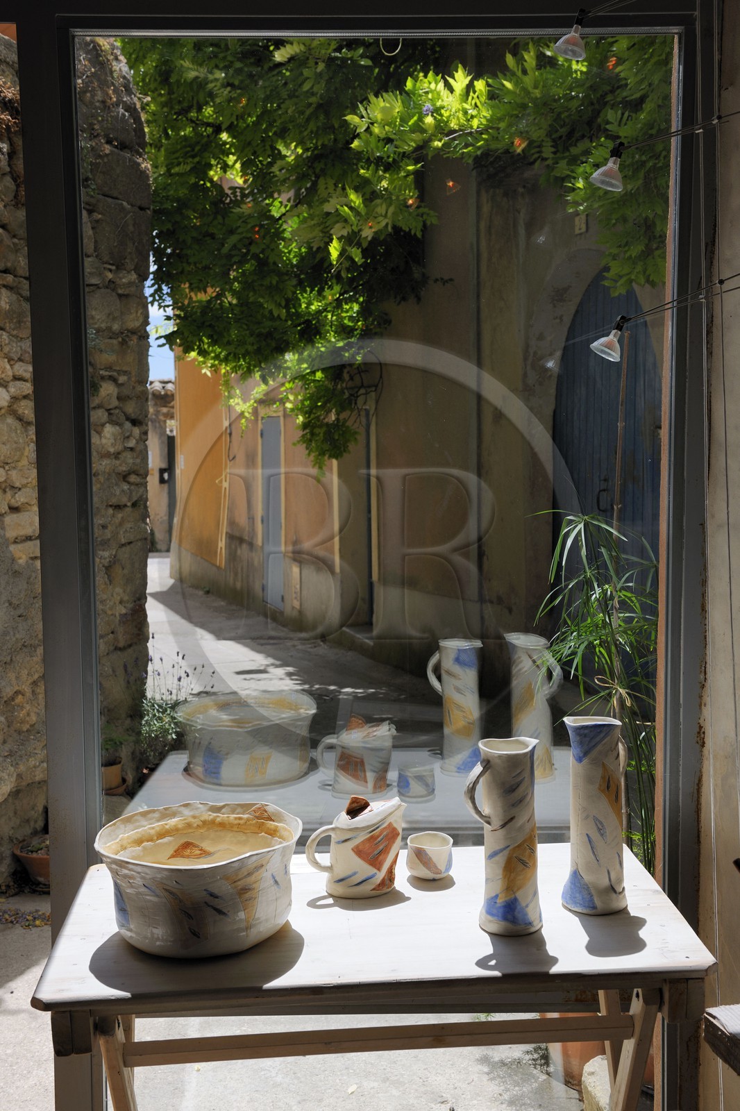 France, Gard (30), région du Pays d'Uzège, Saint-Quentin-la-Poterie, Christine Carotenuto à l'atelier de poterie Les Animals