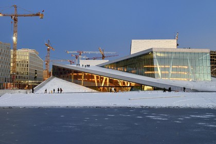 Norvège, Oslo, l'Opéra sous la neige, concu par le cabinet d'architecture Snohetta (dont notamment Tarald Lundevall) sur le port commercial et industriel du quartier de Bjorvika en pleine restructuration