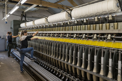 France, Vaucluse (84), L'Isle-sur-la-Sorgue, Manufacture Brun de Vian-Tiran, industrie textile lainière labellisée Entreprise du patrimoine vivant, ouvrière au travail dans la filature