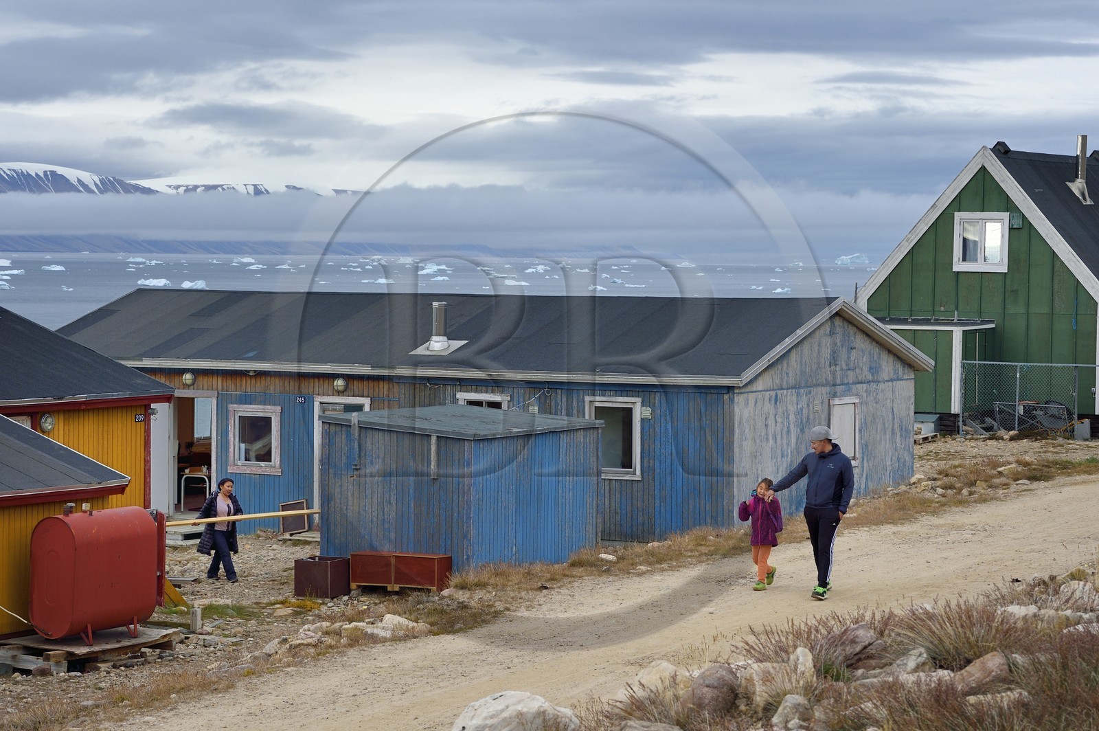 Groenland, cote Nord-Ouest, mer de Baffin, Qaanaaq ou Nouvelle Thule, un père inuit et sa fille rentrent de l'école