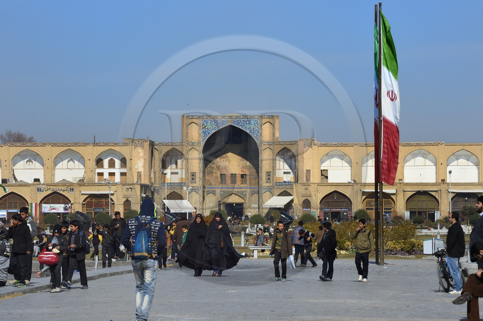 Iran, province d'Ispahan, Ispahan, entrée principale du Bazar-e Bozorg (Grand Bazar), immense bazar couvert qui remonte à près de 1300 ans, sur la place naghsh-i jahan aussi connue sous le nom de place Imam Khomeiny, classé Patrimoine Mondial de l'UNESCO