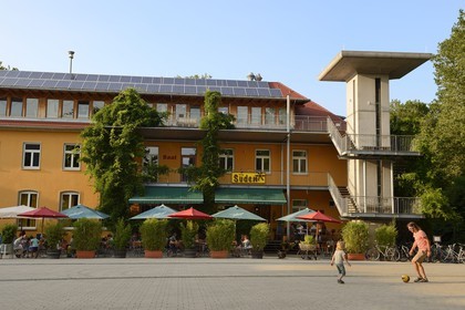 Allemagne, Bade-Wurtemberg, Fribourg en Brisgau, quartier Vauban, restaurant fonctionnant à l'énergie solaire