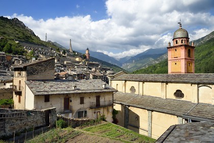 France, Alpes-Maritimes (06), vallée de la Roya (arrière-pays niçois), au pied du parc national du Mercantour, Tende, la collégiale Notre Dame de l'Assomption, les vestiges du chateau de Lascaris en arrière plan