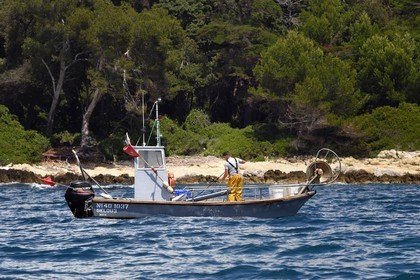 France, Alpes-Maritimes (06), Cannes, Iles de Lérins, bateau de peche au large de l'Ile de Saint-Honorat