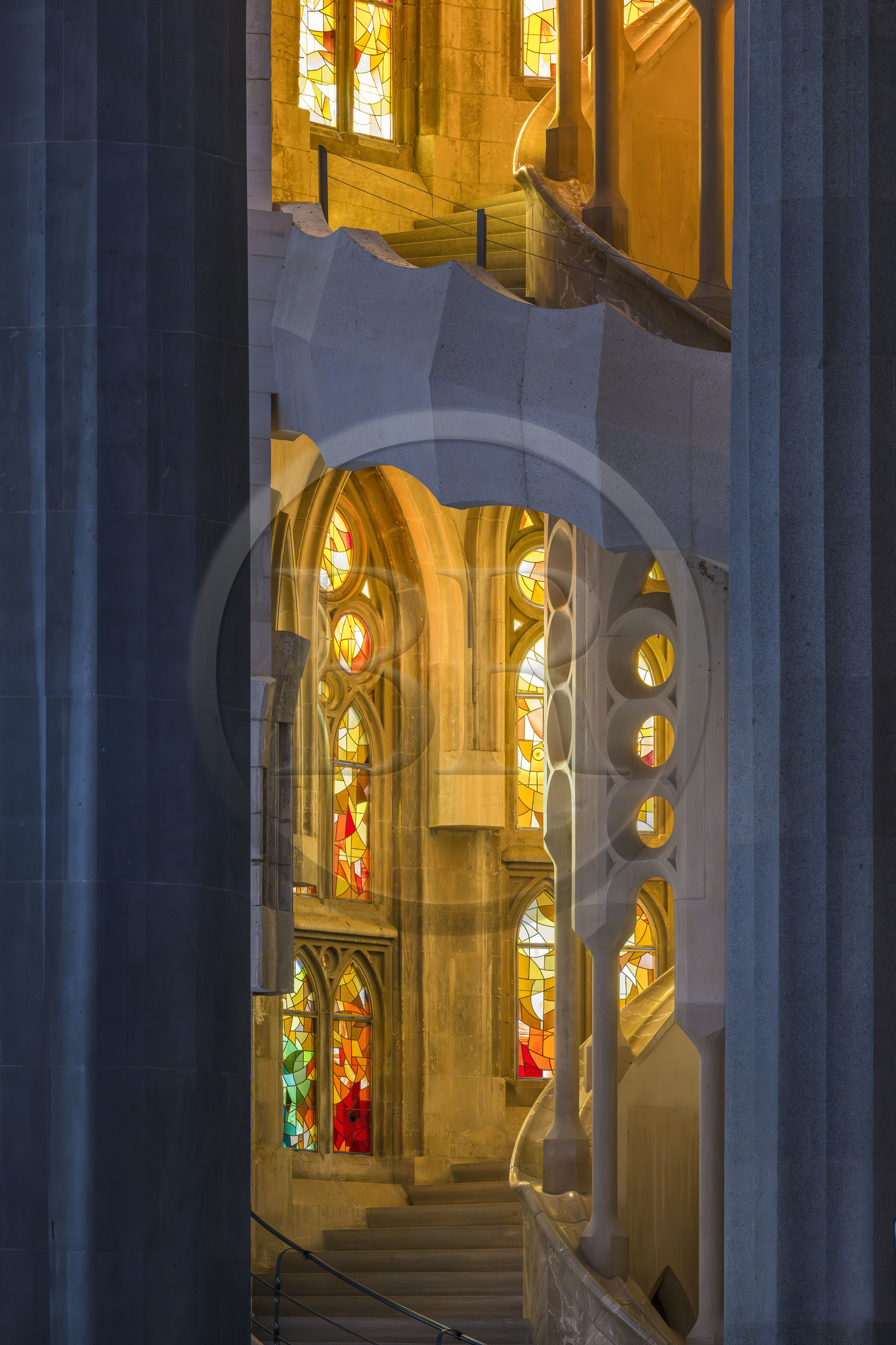 Espagne, Catalogne, Barcelone, quartier de l'Eixample, basilique de la Sagrada Familia de l'architecte du modernisme catalan Antoni Gaudi classée Patrimoine Mondial de l'UNESCO, un des deux escaliers en colimaçon du déambulatoire donnant accès à la partie supérieure du chœur, l'intérieur la facade de l'abside neo-gothique en arrière plan