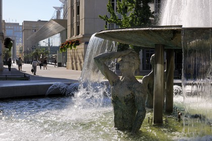 France, Hérault (34), Montpellier, quartier Antigone de l'architecte Ricardo Bofill, fontaine place de Thessalie