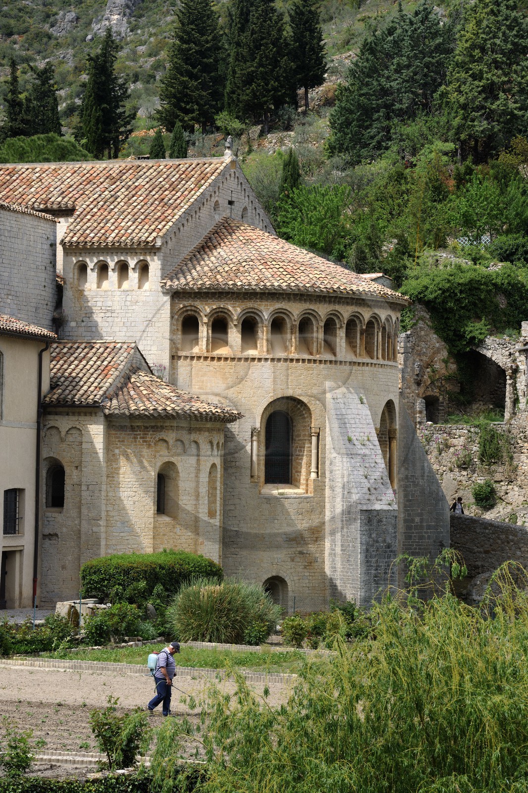 France, Hérault (34), village médiéval de Saint-Guilhem-le-Désert, étape du pélerinage de Saint-Jacques-de-Compostelle, labellisé Les Plus Beaux Villages de France, abbaye de Gellone du XIe siècle classée Patrimoine Mondial de l'UNESCO, chevet de l'église