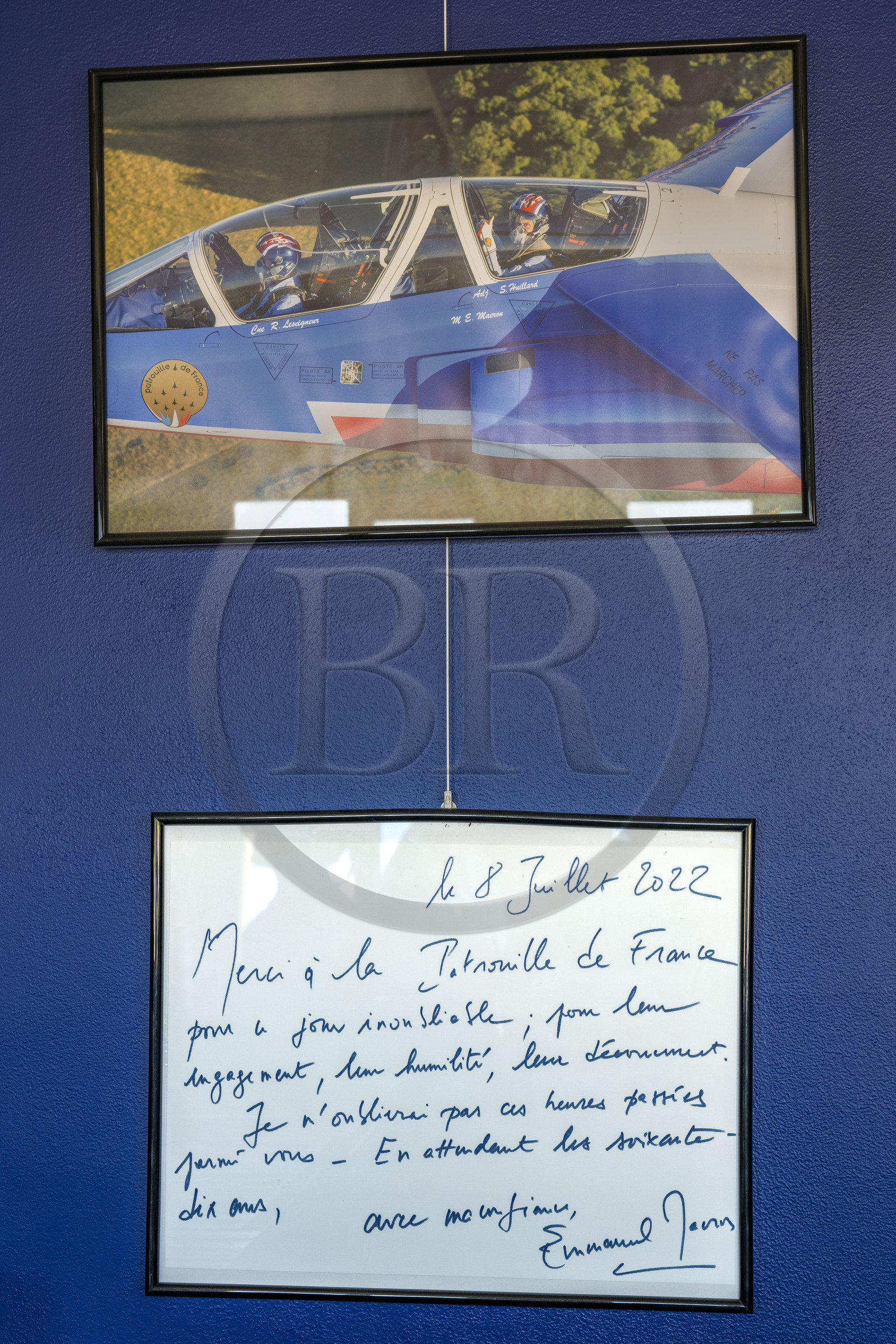 France, Bouches-du-Rhône (13), Salon-de-Provence, base aerienne 701, base de la Patrouille de France (PAF pour Patrouille acrobatique de France) de l'Armée de l'air et de l'espace française, photo souvenir du Président Macron en poste de copilote pour un vol effectué le 8 juillet 2022 France, Bouches-du-Rhône (13), Salon-de-Provence, base aerienne 701, base de la Patrouille de France (PAF pour Patrouille acrobatique de France) de l'Armée de l'air et de l'espace française, photo souvenir du Président Macron en poste de copilote pour un vol effectué le 8 juillet 2022