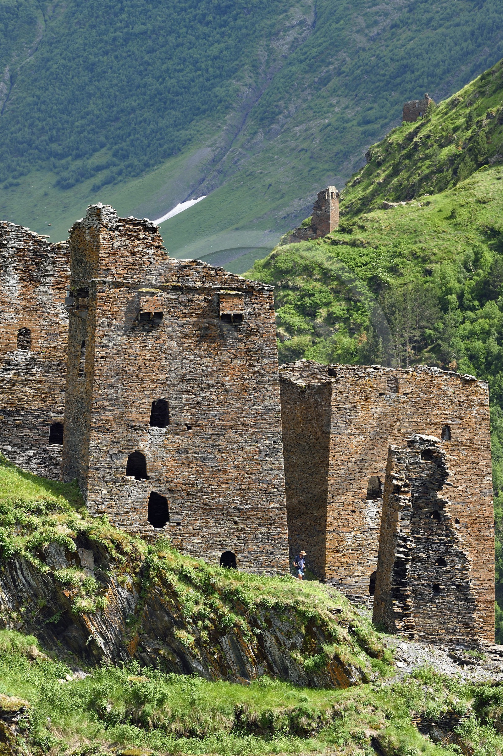 Géorgie, Kakheti, Parc national de Touchétie, vallée de la rivière Alazani dans les montagnes de Pirikiti, randonneur traversant l'ensemble de tours défensives médiévales de l'ancien village de Parsma (Baso)