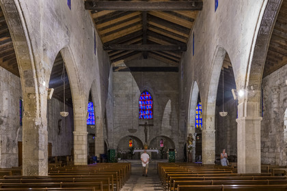 France, Gard (30), Aigues-Mortes, église Notre-Dame des Sablons, vitraux de l'artiste Claude Viallat
