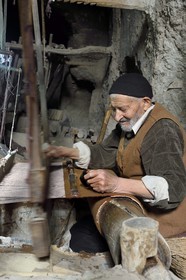 Iran, Province d'Ispahan, désert du Dasht-e Kavir, ville de Nain ou Na'in, Sayed Ali Mostapha, tisseur de laine de chameau de 85 ans dans son atelier souterrain à Mohammadiyeh