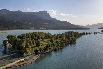 France, Hautes Alpes (05), Embrun, la base de loisirs sur le plan d'eau d'Embrun isolé du lac de Serre Ponçon par une digue promenade