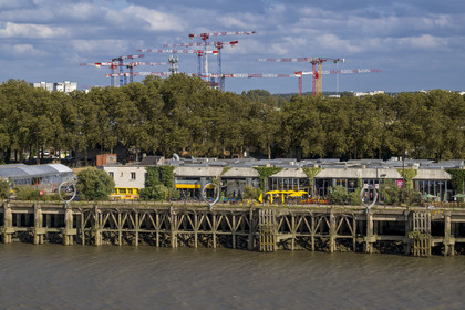 France, Loire-Atlantique (44), Nantes, Ile de Nantes, le Hangar à Bananes et les anneaux de Buren sur les quais de Loire depuis les hauteurs de Chantenay, les grues du chantier du nouvel hopital en arrière plan