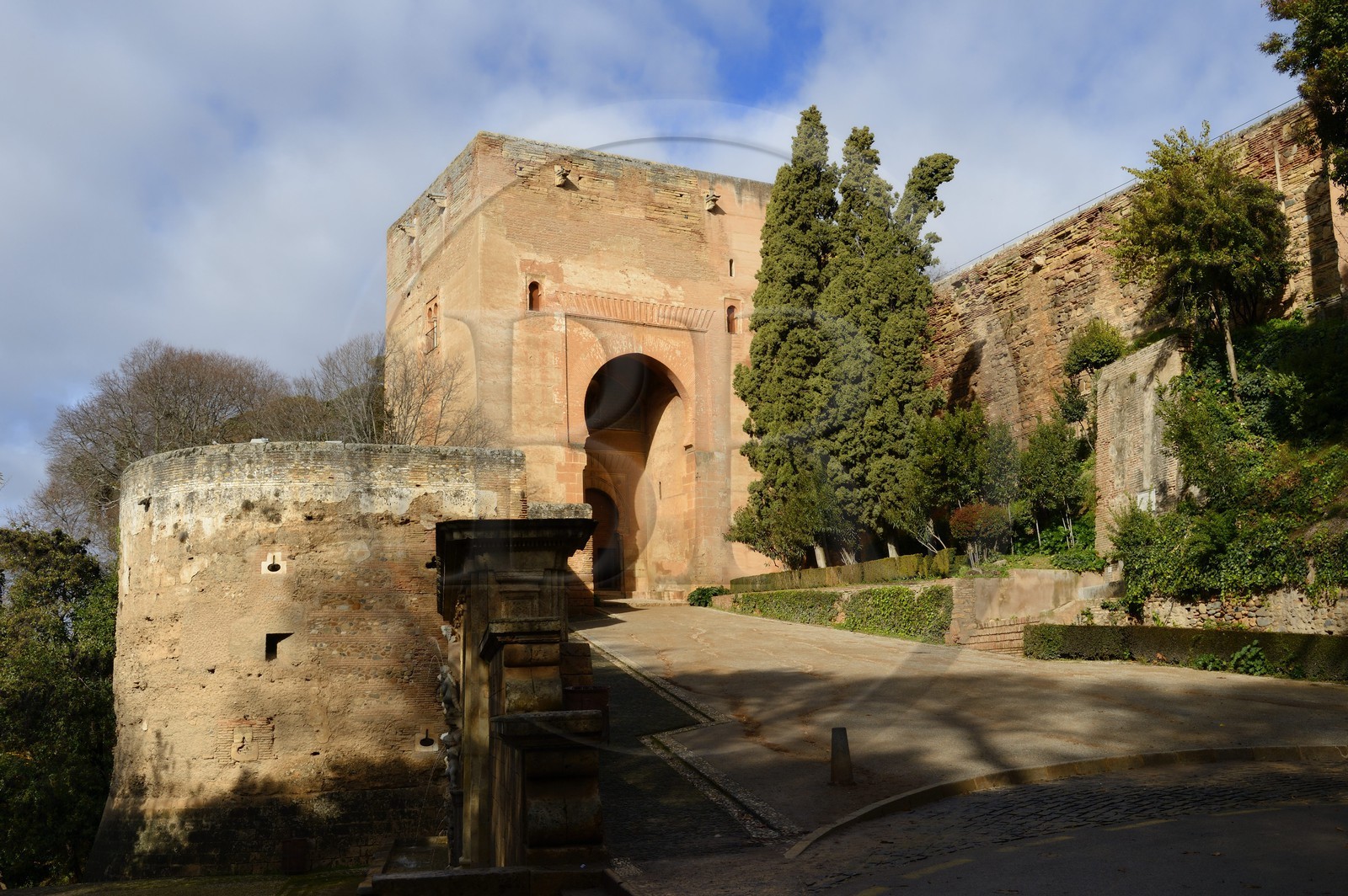 Espagne, Andalousie, Grenade, la Tour de la Justice (Torre de la Justicia) à l'extérieur de la muraille sud de la forteresse est l'une des entrées principales de l’ensemble de L'Alhambra, classé Patrimoine Mondial de l'UNESCO