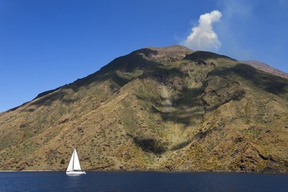 Italie, Sicile, iles Eoliennes, classées Patrimoine Mondial de l'UNESCO, ile de Stromboli, une des multiples et régiulières éruptions du volcan Stromboli qui culmine à 924m