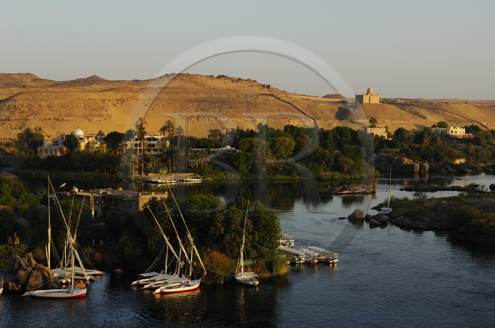 Egypte, Haute Egypte, Nubie, vallée du Nil, Assouan, mausolée de l'Agha Khan sur la rive ouest dominant la première cataracte et l'ile d'Amoun