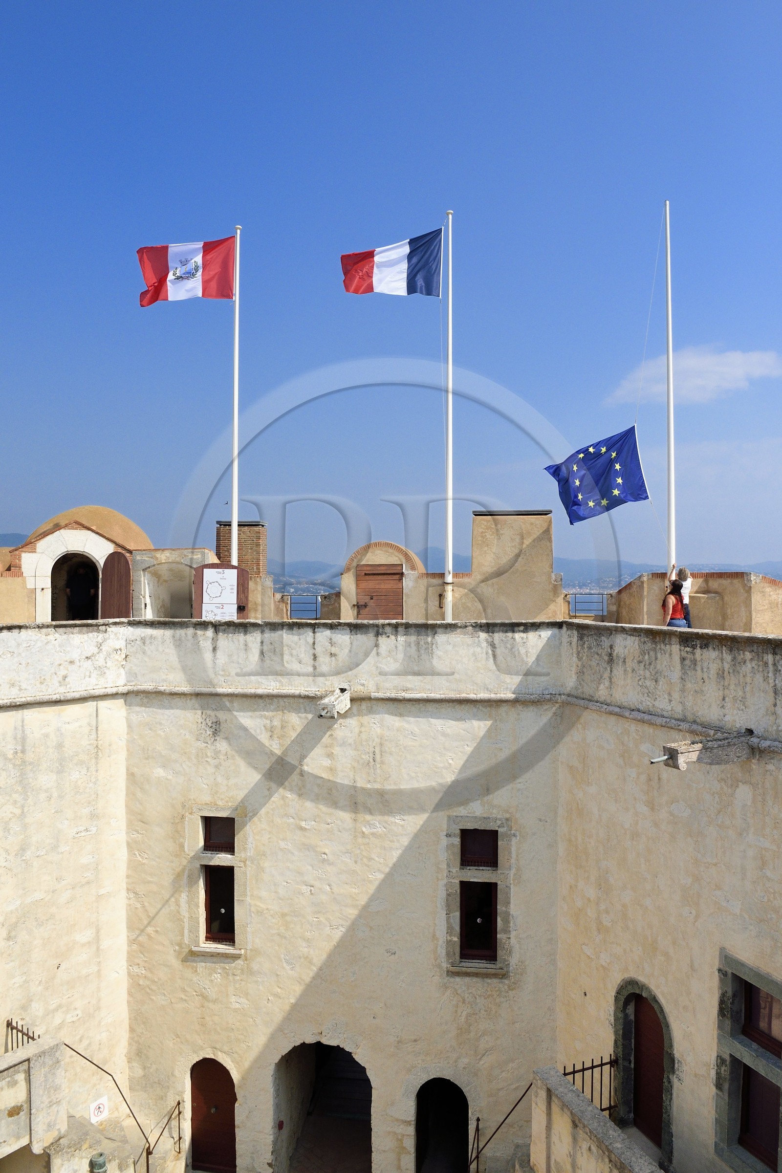 France, Var (83), Saint-Tropez, citadelle du XVIe siècle qui héberge le musée d'histoire maritime, lever des couleurs au dessus de la cour du donjon