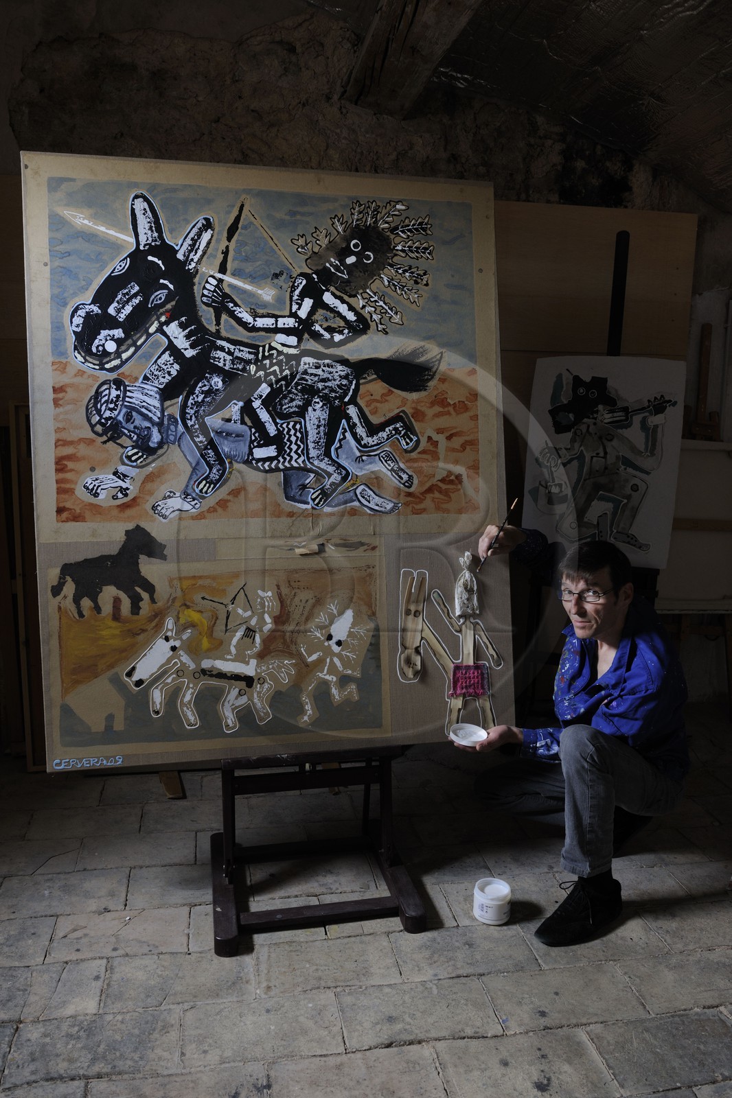 France, Hérault (34), région de Sète,  l' artiste peintre André Cervera dans son atelier de Poussan
