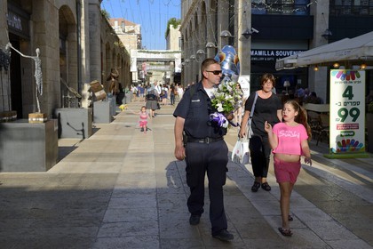 Israel, Jerusalem, centre commercial de luxe de la rue piétonne Mamilla dans la ville moderne, conçu par l'architecte israélien Moshe Safdie