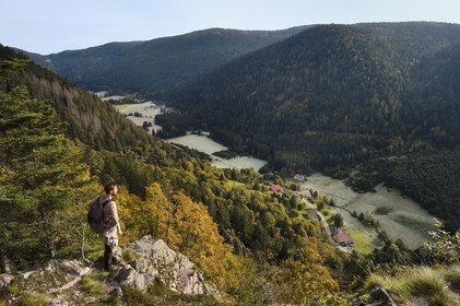 France, Vosges (88), Le Valtin, randonnée au lieu dit les Roches qui surplombe la vallée du Valtin dans la haute-vallée de la Meurthe sur le circuit des Roches, le route des Cretes passe sur la crete en arrière plan