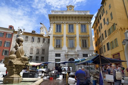 France, Alpes-Maritimes (06), Nice, vieille ville, place Saint-François,  mouettes survolant le marché aux poissons