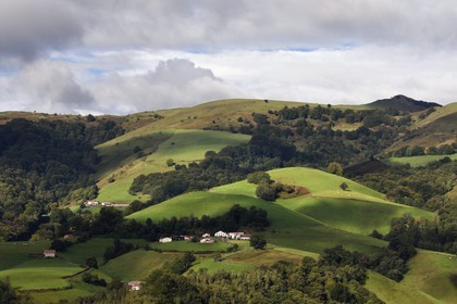 France, Pyrénées-Atlantiques (64), Pays-Basque, fermes de la vallée des Aldudes,