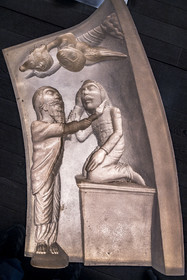 France, Vendée (85), Nieul-sur-l'Autise, Abbaye royale Saint-Vincent, salle des chapiteaux, reproduction d'un chapiteau en résine translucide, Abraham s'apprétant à immoler Issac lorsque apparait un ange apportant un bélier à sacrifier à sa place