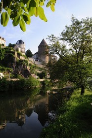 France, Côte d'Or (21), Semur-en-Auxois, la Tour Margot dominant les bords de la rivière l'Armançon