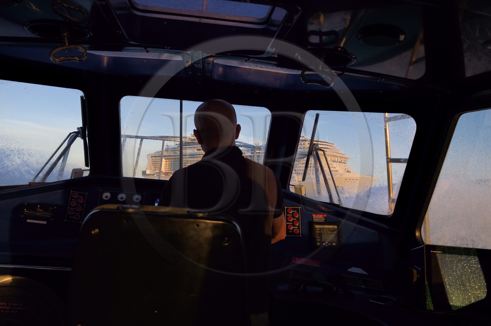 France, Bouches-du-Rhône (13), Marseille, le patron de Pilotine Sylvain rejoignant un bateau de croisière