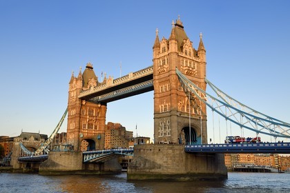 Royaume-Uni, Londres, Tower Bridge, pont basculant franchissant la Tamise, entre les districts de Southwark et de Tower Hamlets