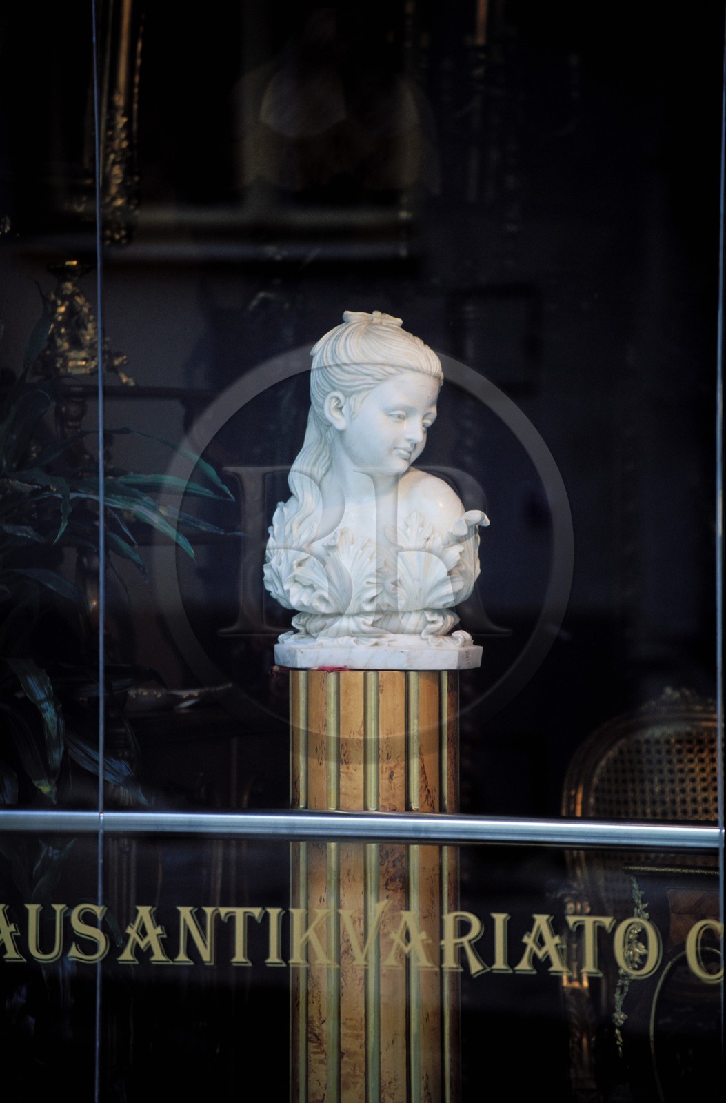 Lituanie (Pays Baltes), Vilnius, devanture d'un antiquaire dans la vieille ville