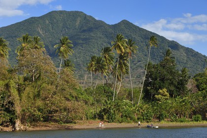Nicaragua, Ile d'Ometepe sur le lac Nicaragua, village de Merida, pêcheurs sur la plage et le volcan Maderas en arrière plan