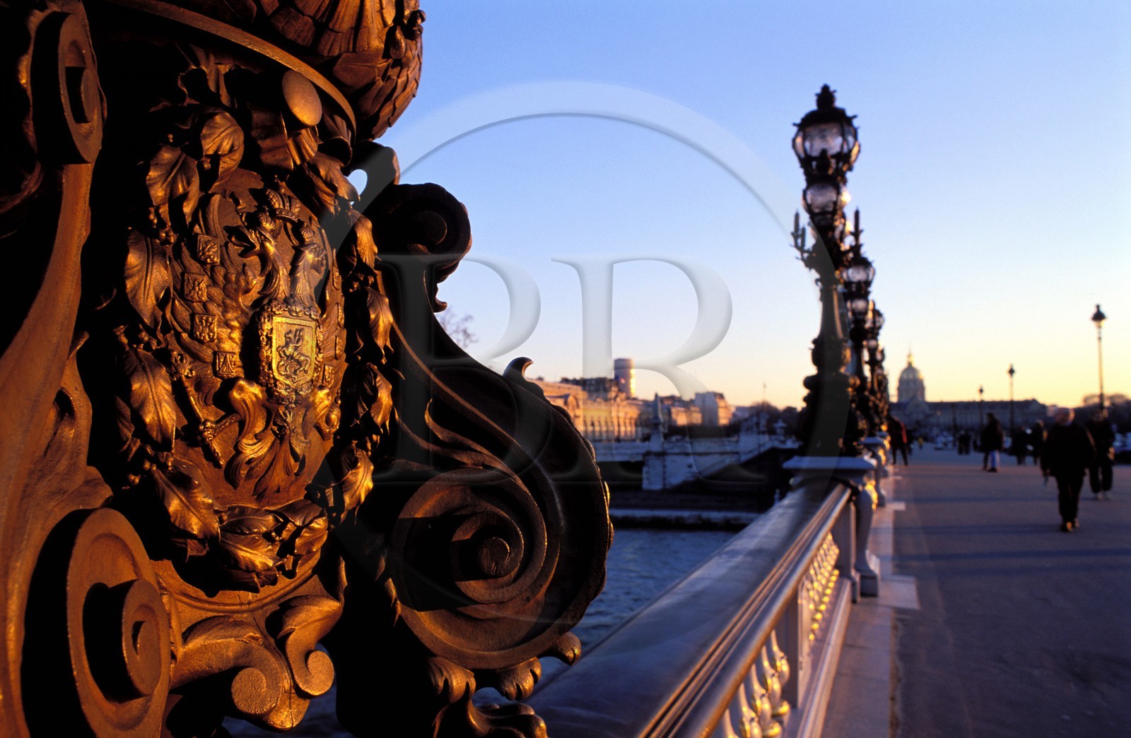 France, Paris (75), les armes de la famille impériale russe sur le pont Alexandre III
