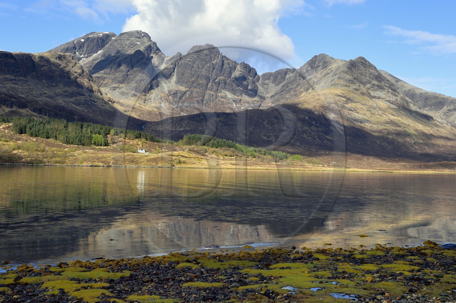Royaume-Uni, Ecosse, région des Highlands, les Hébrides, Ile de Skye, le Loch Slapin vers Torrin et les montagnes des Red Cuillin