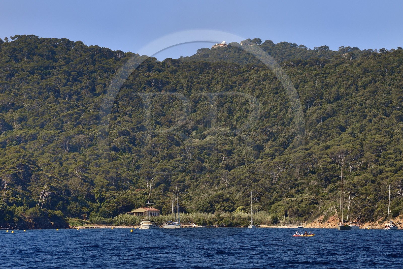 France, Var (83), Iles d'Hyères, Parc national de Port Cros, Ile de Port-Cros, baie de Port-Man, le Fortin de la Vigie en arrière plan, utilisé actuellement par la DGA Essais de missiles comme base de mesure des trajectoires de ces derniers lors des lancements à partir de l'Ile du Levant