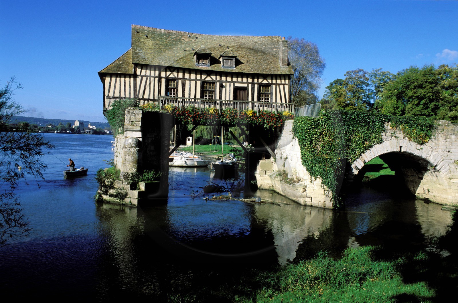 France, Eure (27), Vernon, le vieux moulin sur l' ancien pont sur la Seine