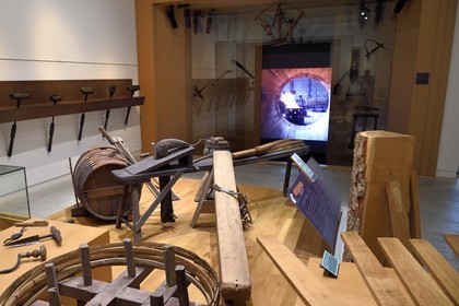 France, Charente (16), Cognac, Musée des Arts de Cognac,salle explicative sur la fabrication des tonneaux