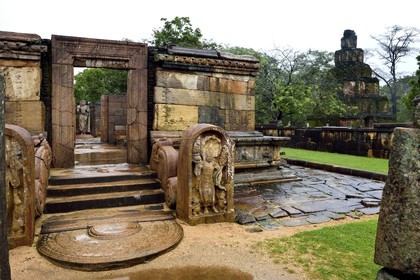 Sri Lanka, province du Centre-Nord, Polonnaruwa, l'ancienne capital du pays (XIe au XIIIe siècle) est classée au Patrimoine Mondial de l'UNESCO, Hatadage (ancien Temple de la Dent) et Satmahal Prasada en arrière plan à droite