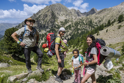 France, Alpes-Maritimes, Parc National du Mercantour (Mercantour national park), Haute Vesubie, Saint Martin Vesubie, Val du Haut Boréon, the guide Nicolas Matteudi on the left and a hikers family on the way to the Cougourde refuge