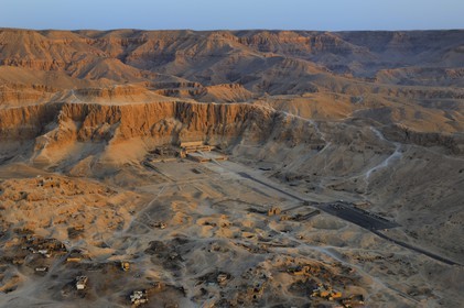 Egypte, Haute Egypte, vallée du Nil, environs de Louxor, nécropole thébaine classée Patrimoine Mondial de l'UNESCO, Thèbes Ouest, Deir el Bahari, temple d'Hatchepsout (vue aérienne)