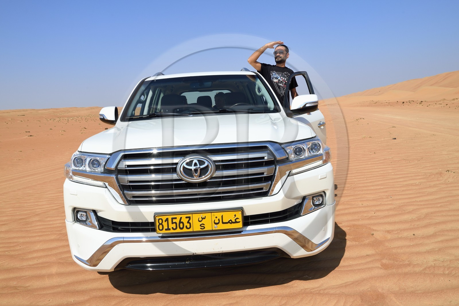Sultanat d'Oman, gouvernorat de Ash Sharqiyah, désert des Wahiba Sands ou Sharqiya Sands, 4x4 sur la piste qui slalome entre les dunes de sable